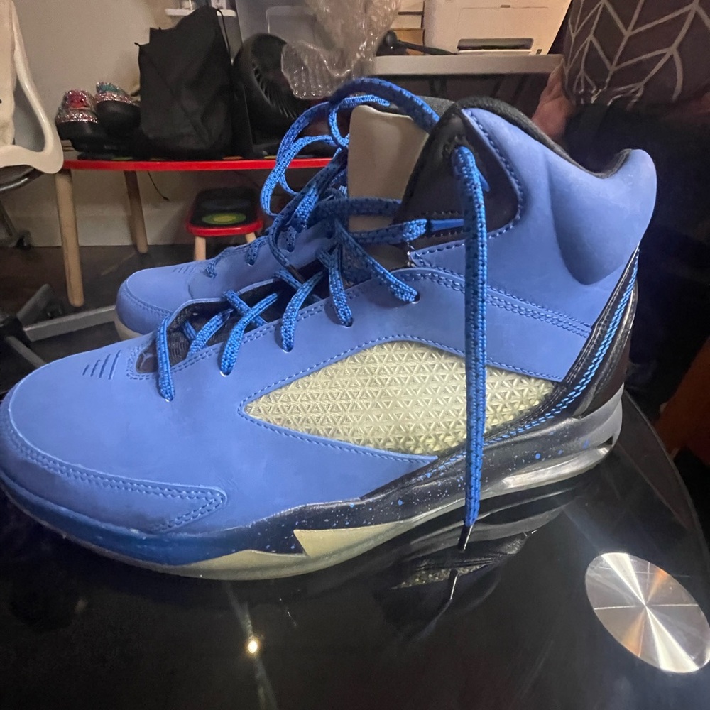 blue jordan flights, exact model unknown, good conditon, small blemish on left s